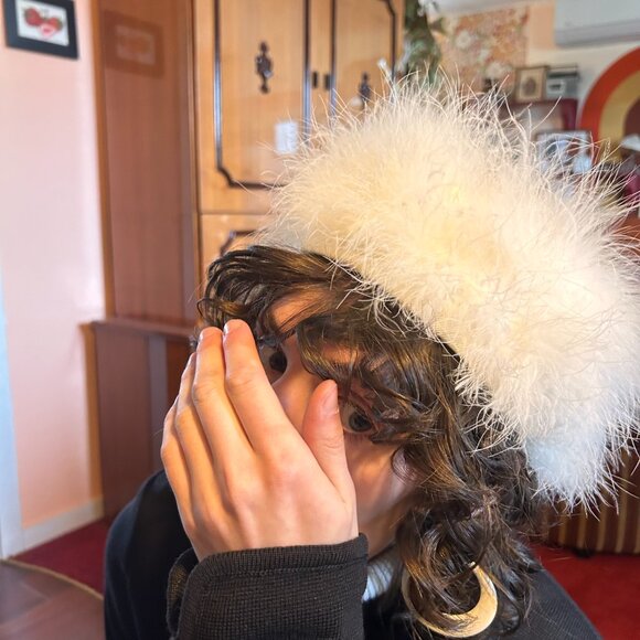 1960s White feather pillbox fascinator hat with lace top - from Ayres! - Picture 5 of 14